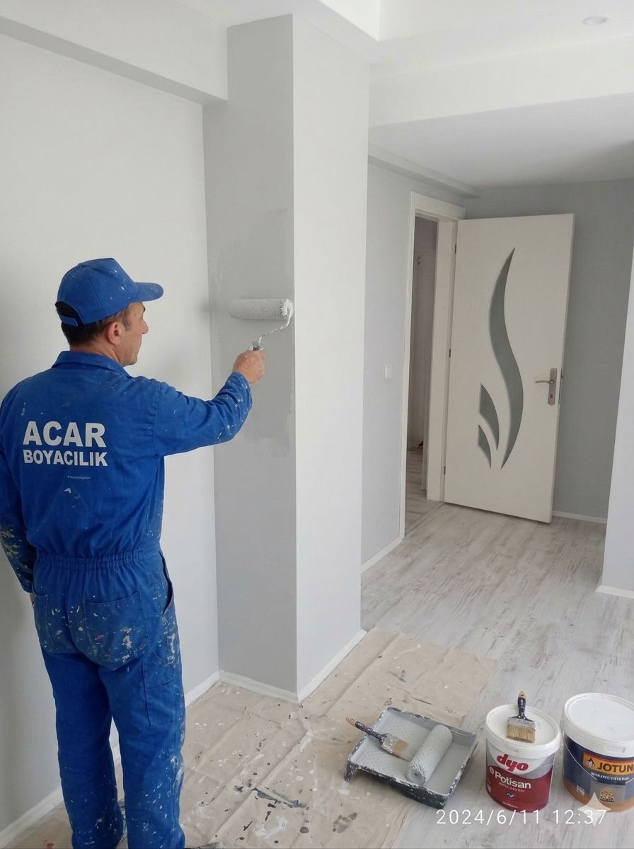 Usta boyacı çalışırken